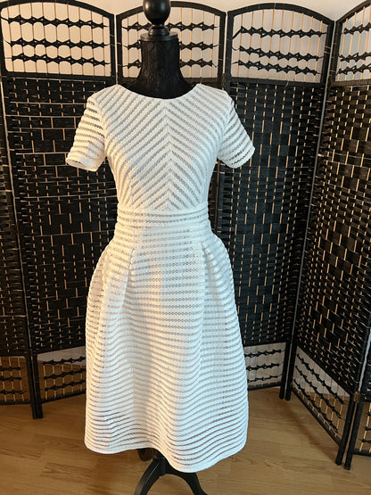 Boohoo White Dress Midi Pre-owned, used once Size S