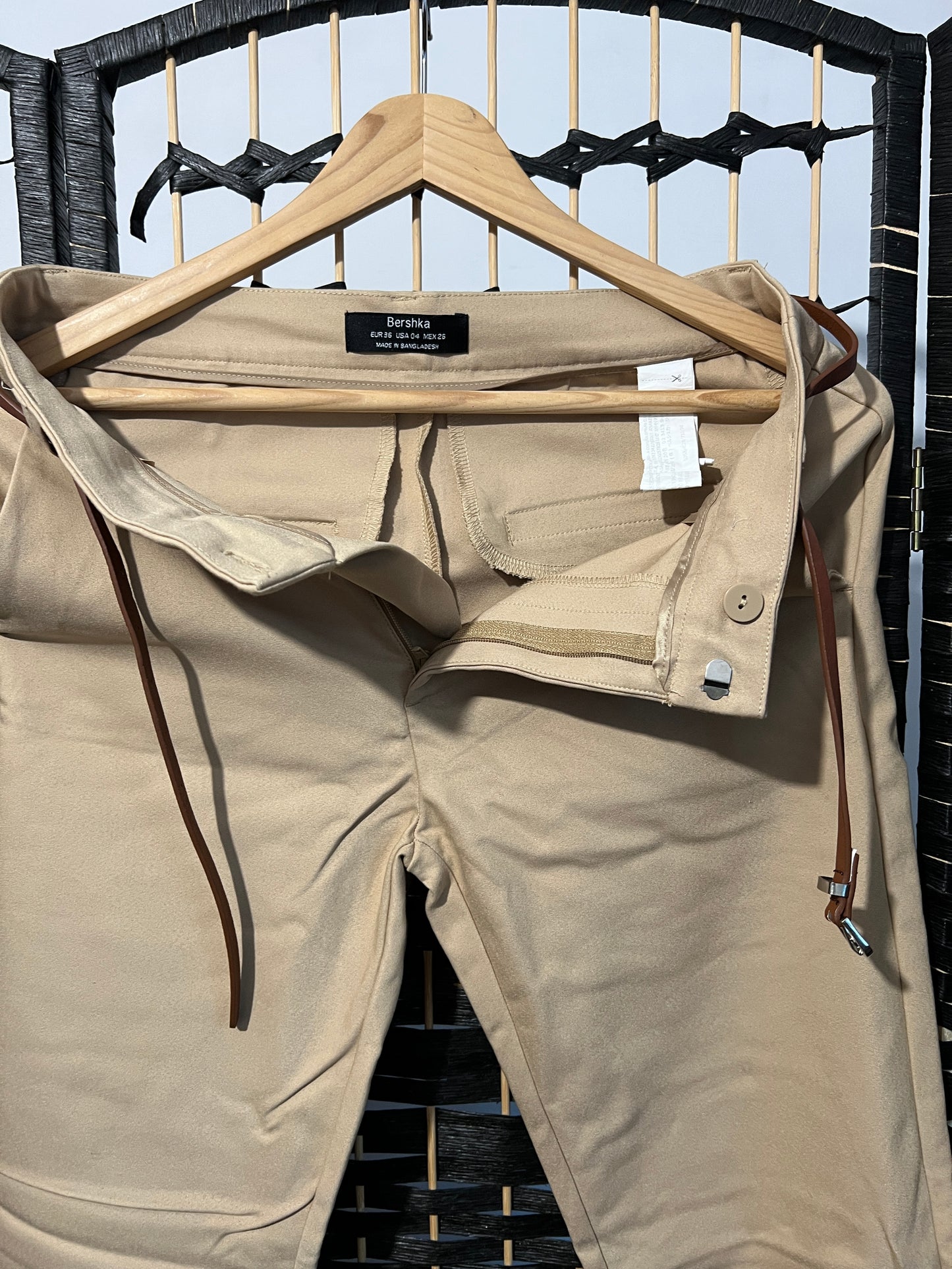 Bershka Beige/Nude Chino Jeans New with belt Size S